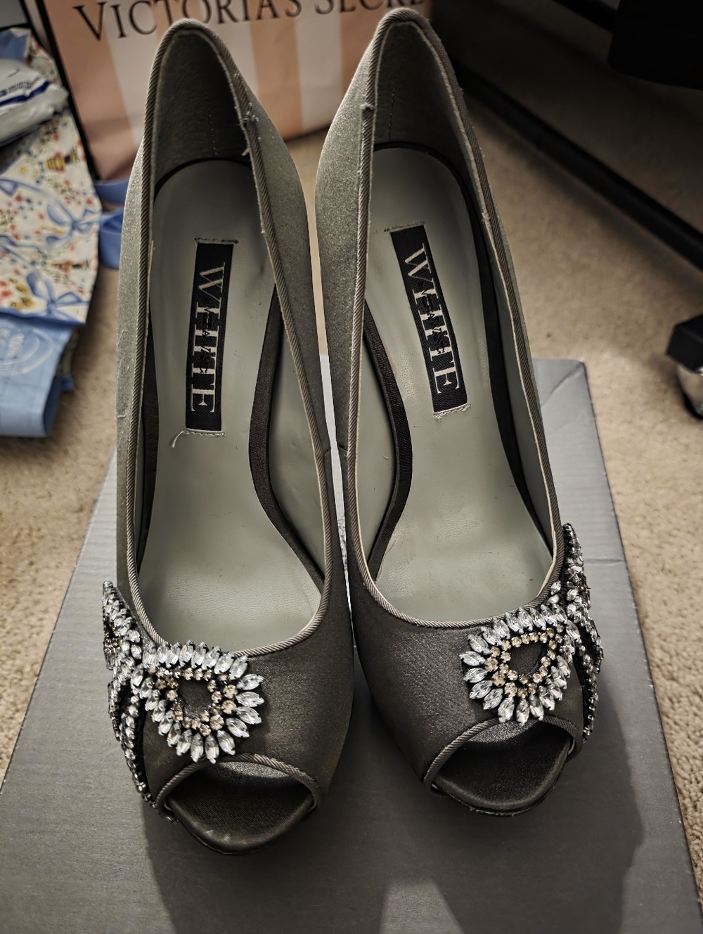 Vera Wang White Crystal Bow Charcoal pumps Sz 8